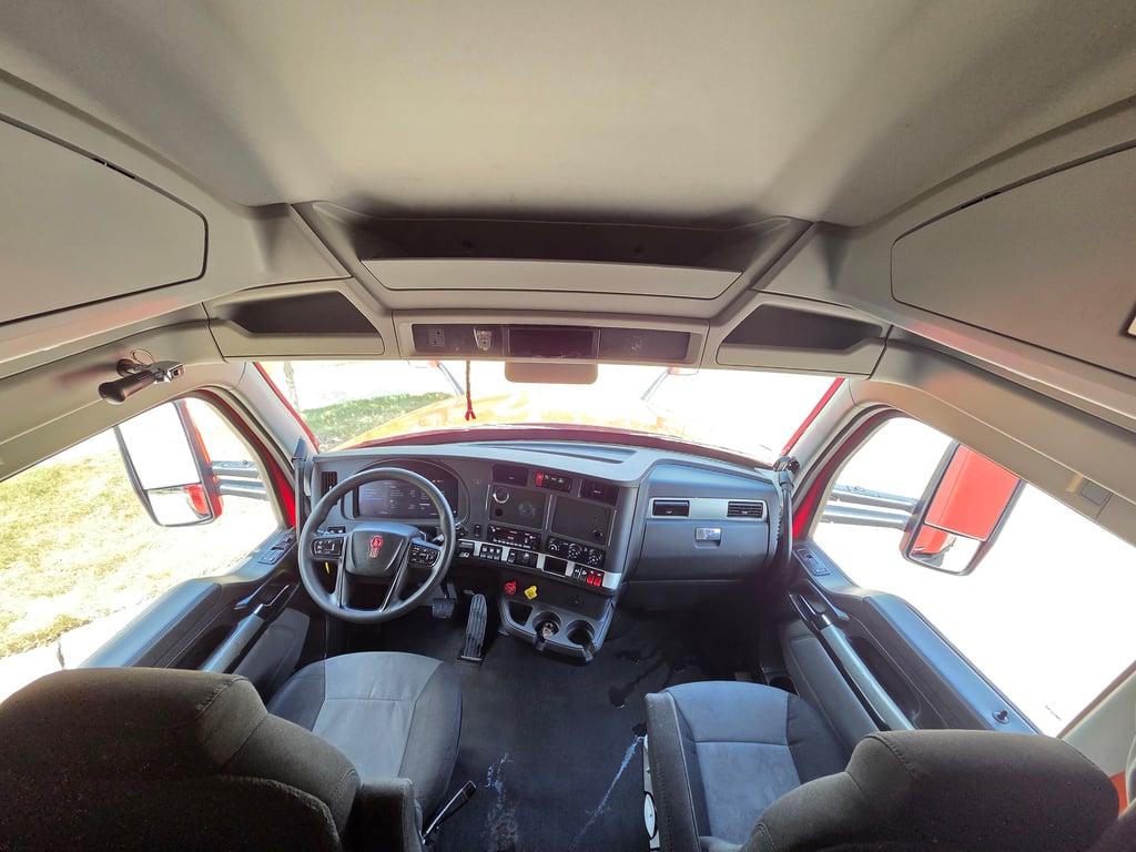 2023 Kenworth T680 in Cedar Rapids, IA — photo 3