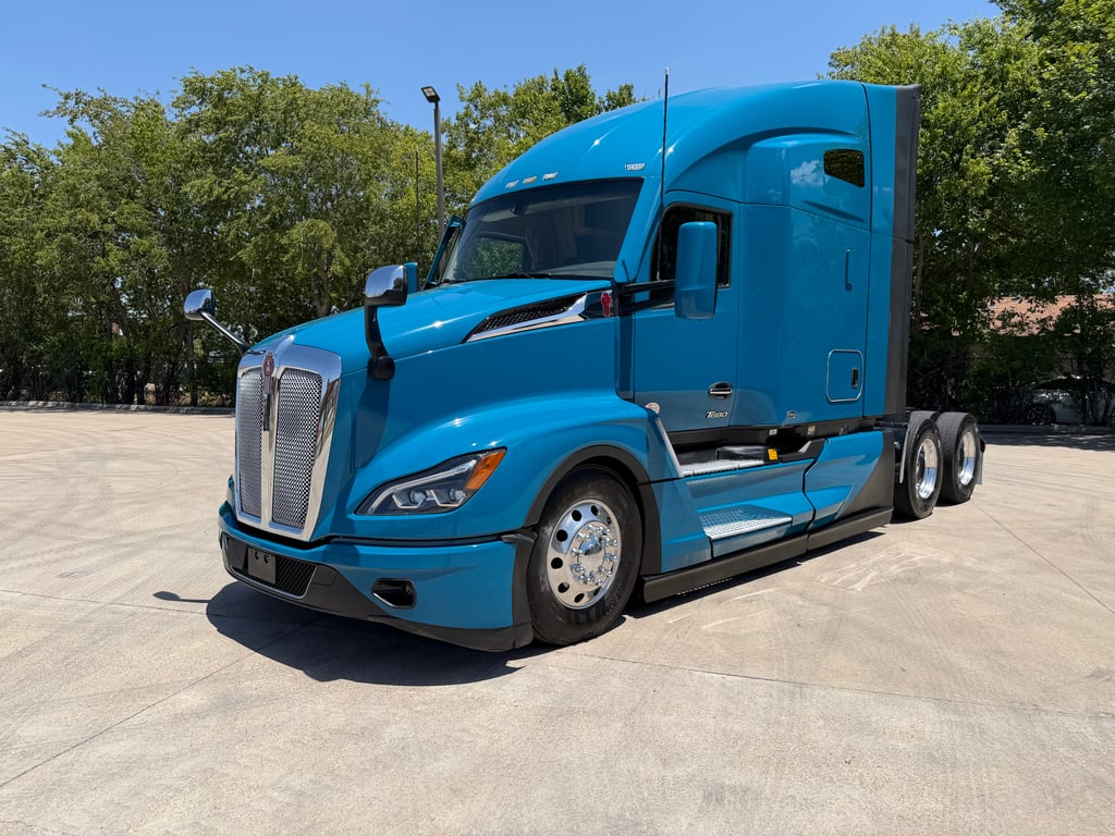 2024 Kenworth T680 in Fort Worth, TX — photo 2