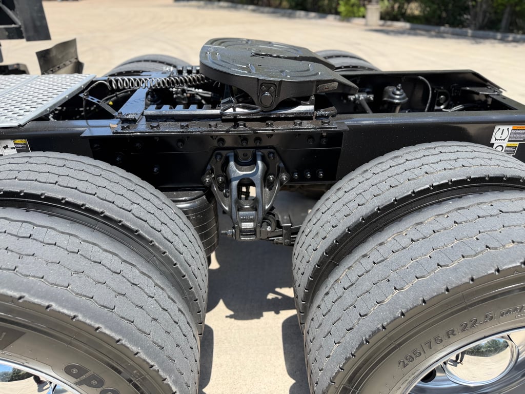2024 Kenworth T680 in Fort Worth, TX — photo 4