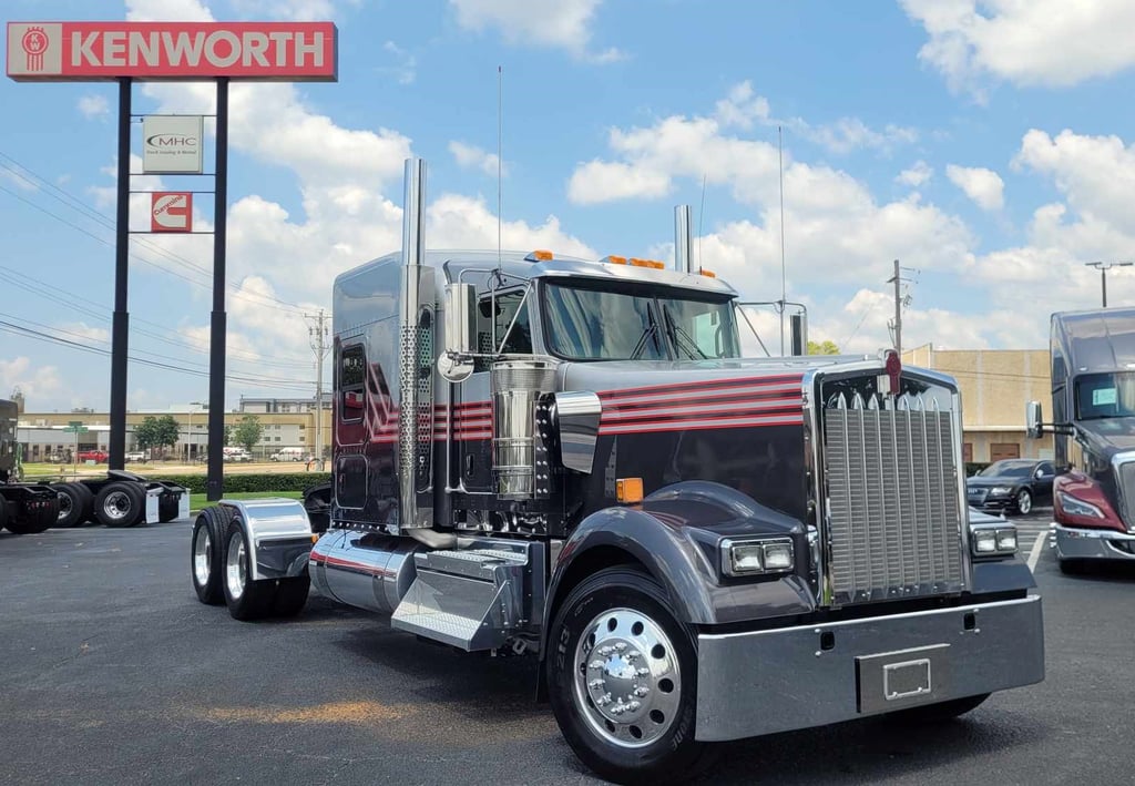 2023 Kenworth W900