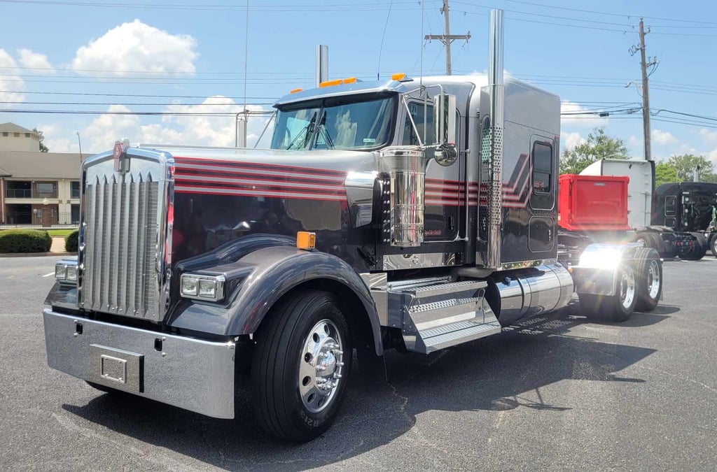 2023 Kenworth W900 in Memphis, TN — photo 2