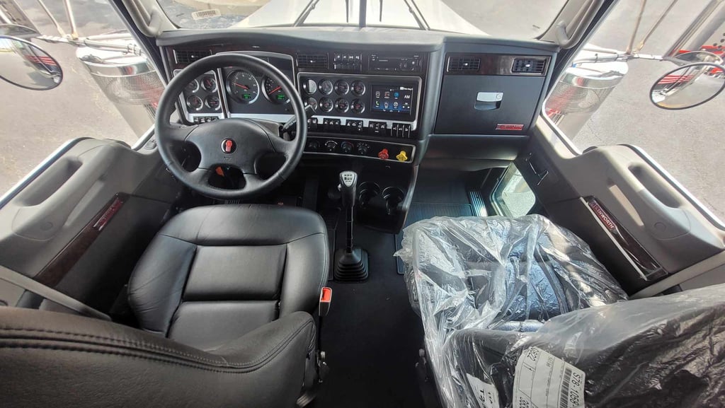 2023 Kenworth W900 in Memphis, TN — photo 3