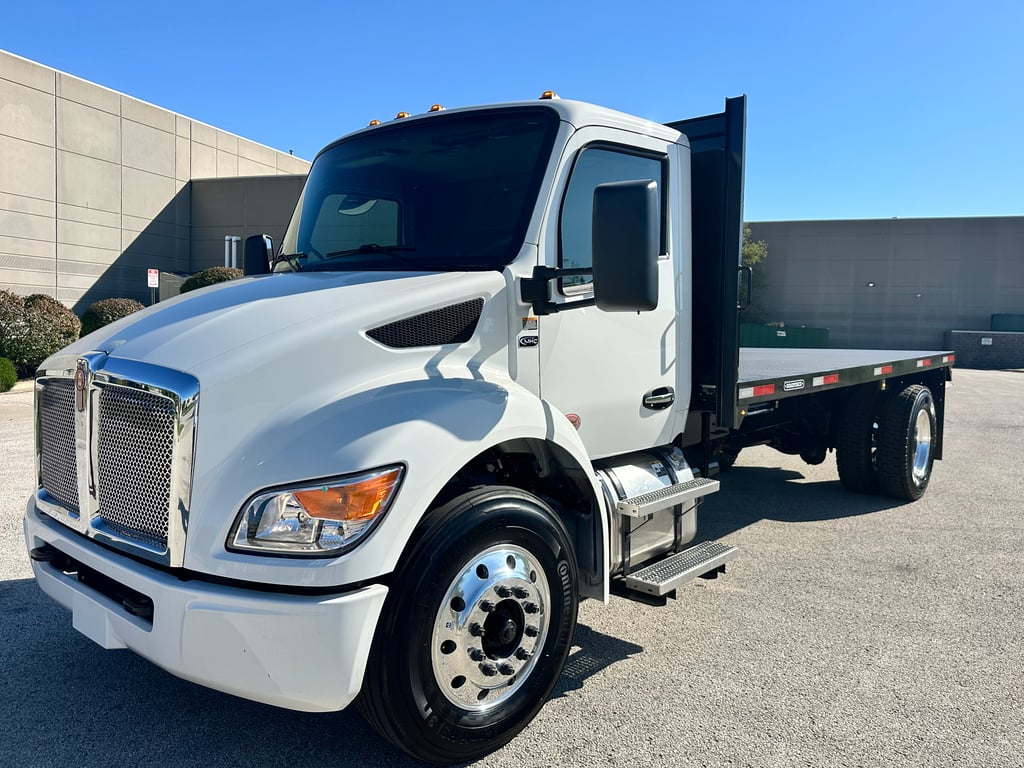 2027 Kenworth T380 in Olathe, KS — photo 2