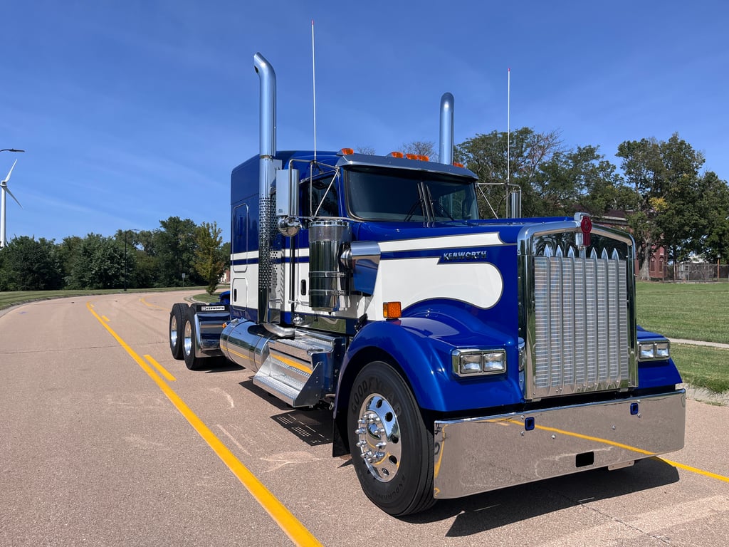 2027 Kenworth W900 in Topeka, KS — photo 7