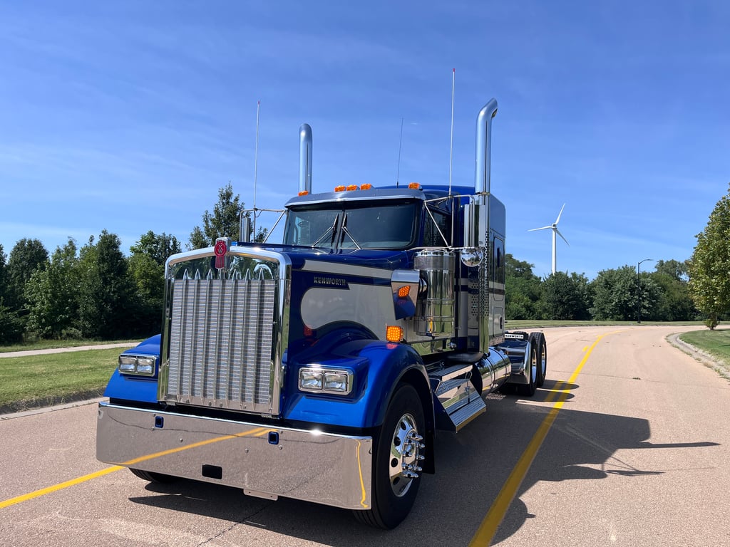 2027 Kenworth W900 in Topeka, KS — photo 2