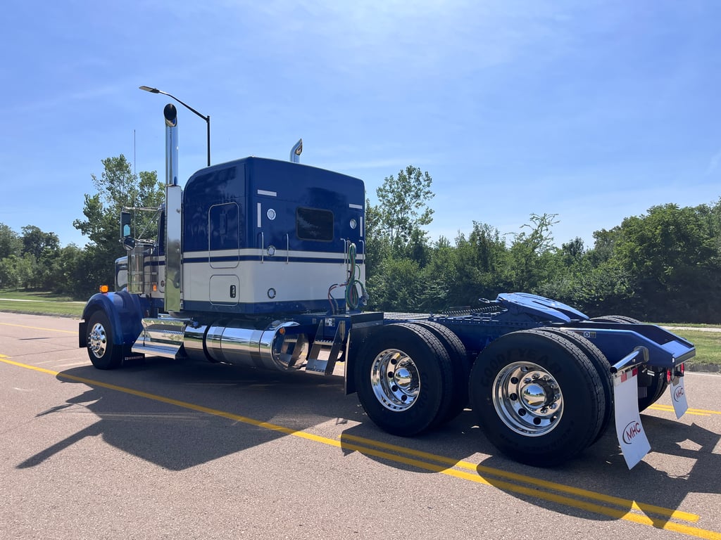 2027 Kenworth W900 in Topeka, KS — photo 4