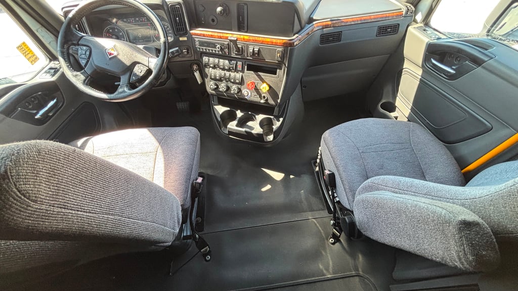 2022 International LT in El Paso, TX — photo 3