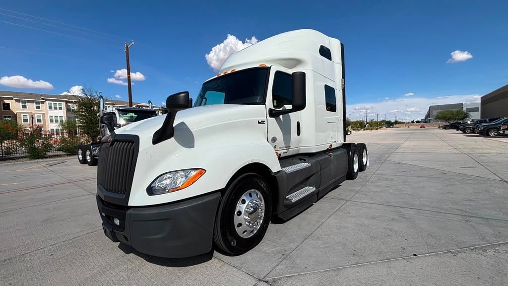 2022 International LT in El Paso, TX — photo 2