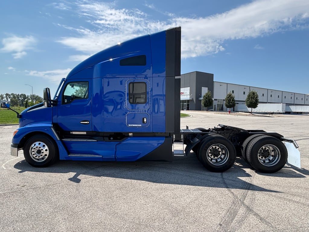 2023 Kenworth T680 in Kansas City, MO — photo 7