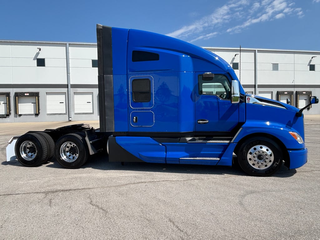 2023 Kenworth T680 in Kansas City, MO — photo 2