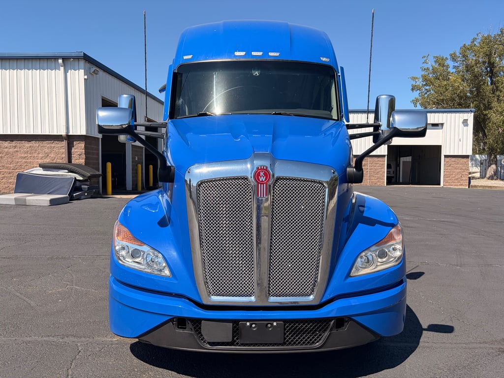 2023 Kenworth T680 in Kansas City, MO — photo 2