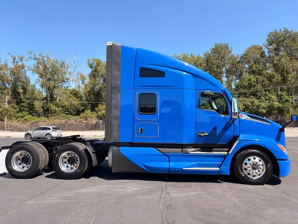 2023 Kenworth T680 in Kansas City, MO — photo 3