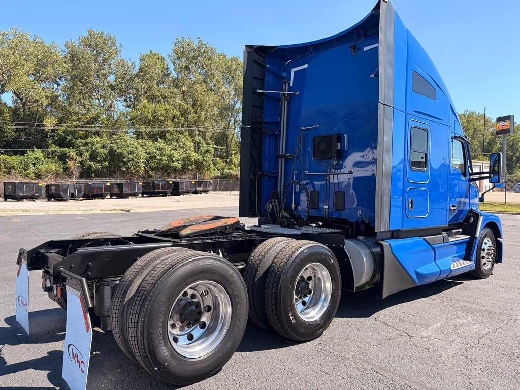 2023 Kenworth T680 in Kansas City, MO — photo 4