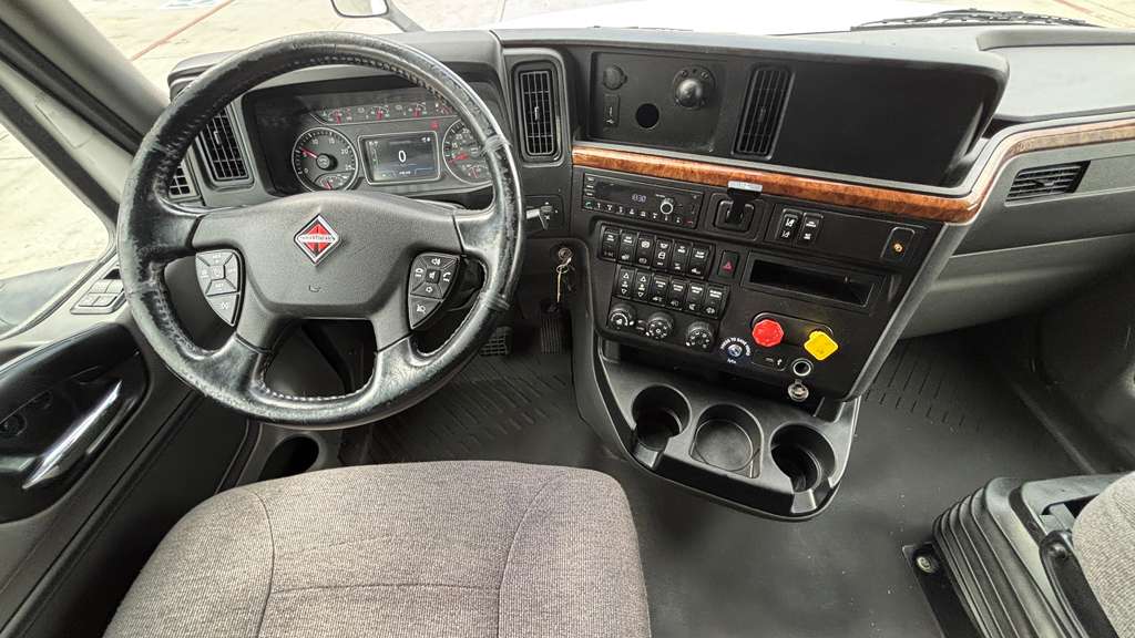2022 International LT in El Paso, TX — photo 3