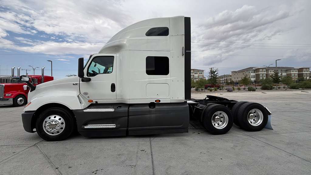 2022 International LT in El Paso, TX — photo 7