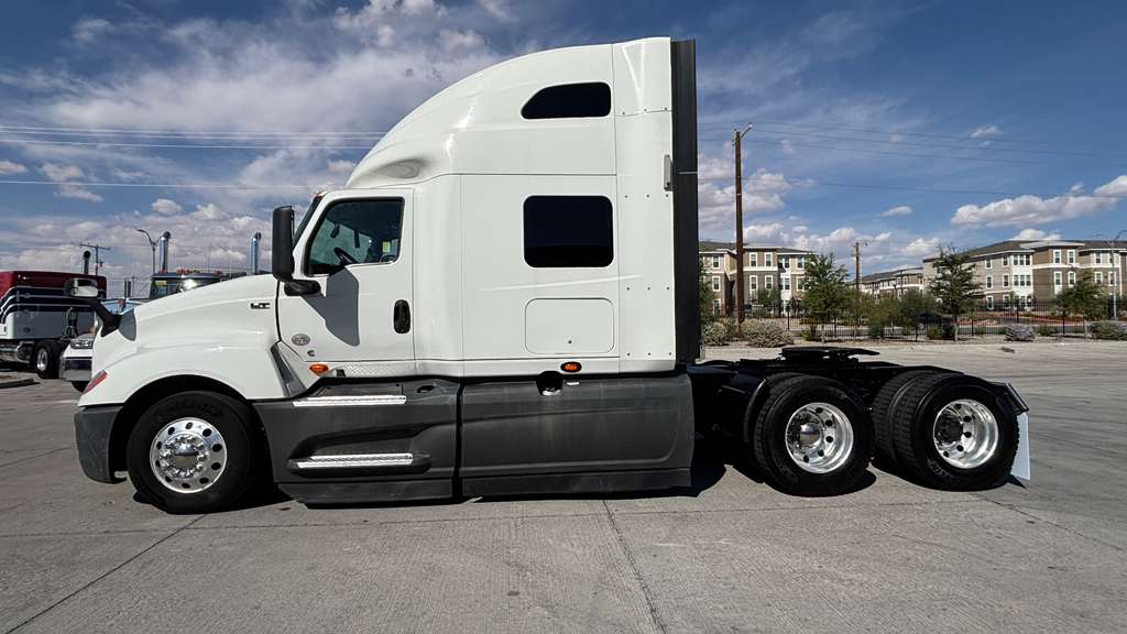 2022 International LT in El Paso, TX — photo 2