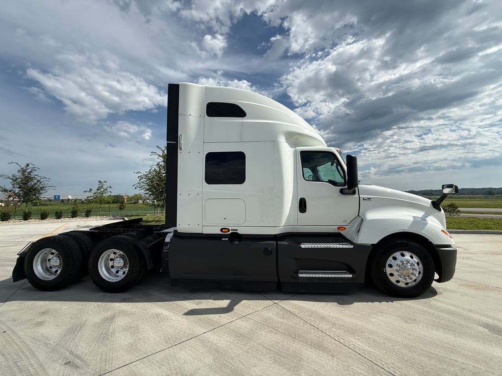 2022 International LT in Des Moines — photo 2