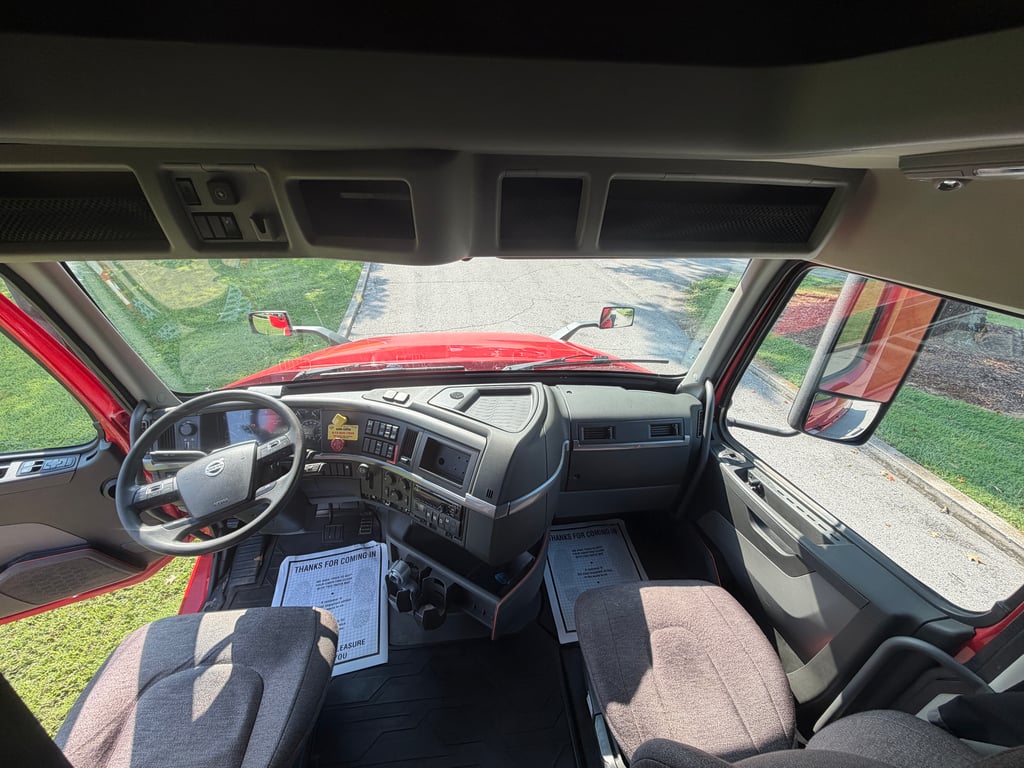 2022 Volvo VNL 760 in Nashville, TN — photo 2