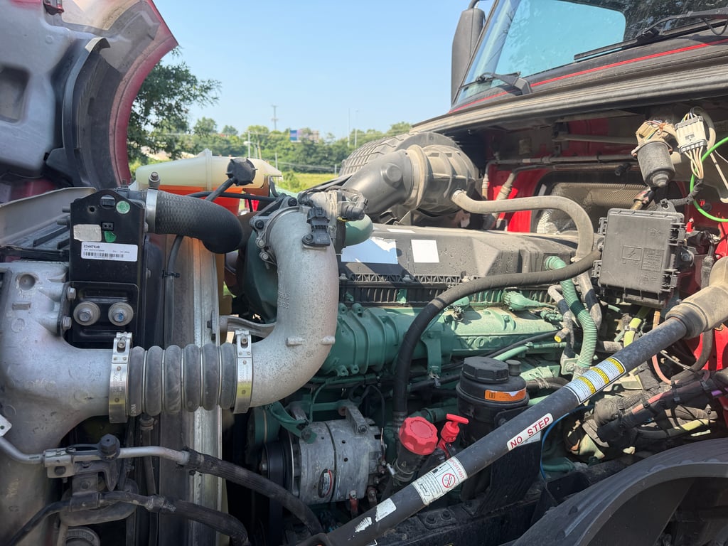2022 Volvo VNL 760 in Nashville, TN — photo 5