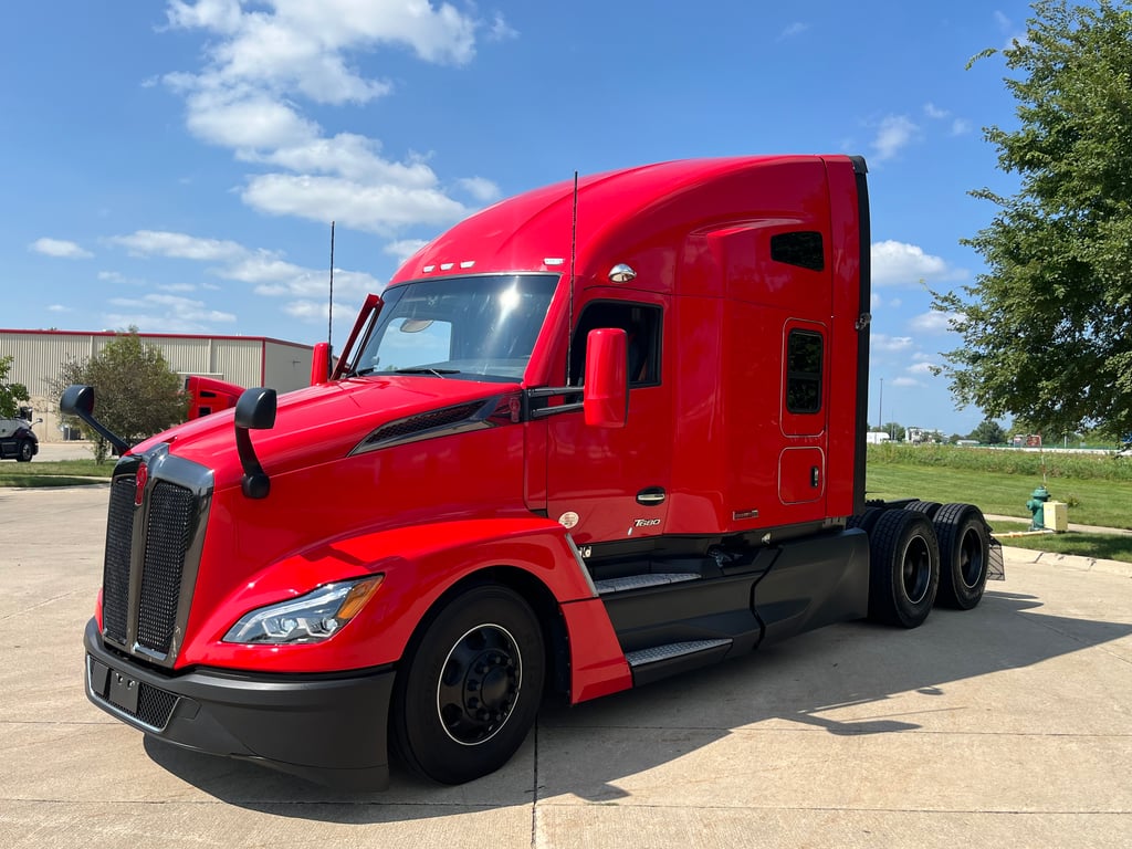 2023 Kenworth T680 in Cedar Rapids, IA — photo 2