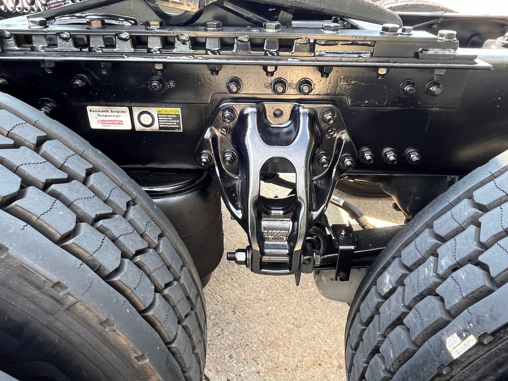 2023 Kenworth T680 in Cedar Rapids, IA — photo 4