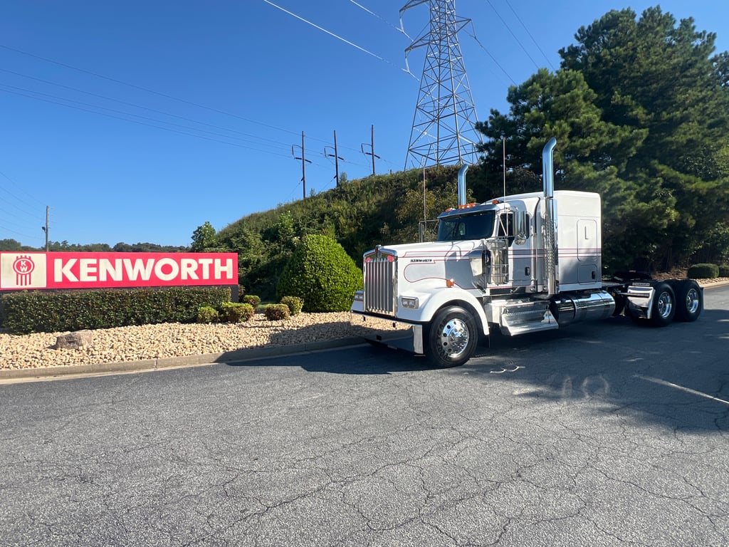 2027 Kenworth W900 in Mableton, GA — photo 2