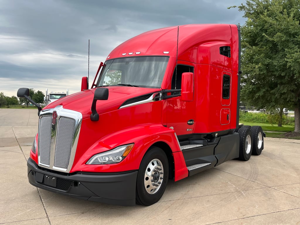 2024 Kenworth T680 in Cedar Rapids, IA — photo 2