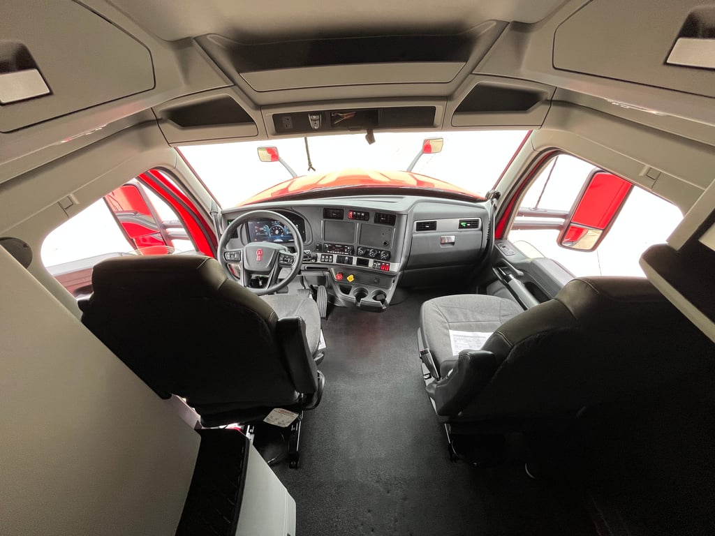 2024 Kenworth T680 in Cedar Rapids, IA — photo 3