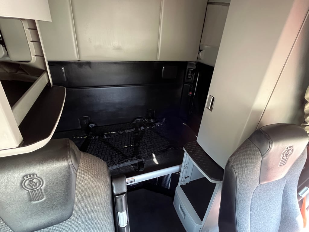 2024 Kenworth T680 in Cedar Rapids, IA — photo 7
