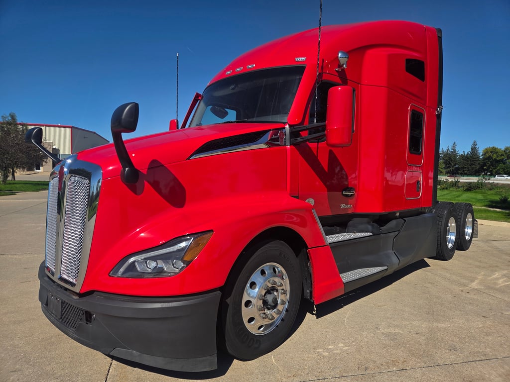 2023 Kenworth T680 in Cedar Rapids, IA — photo 2