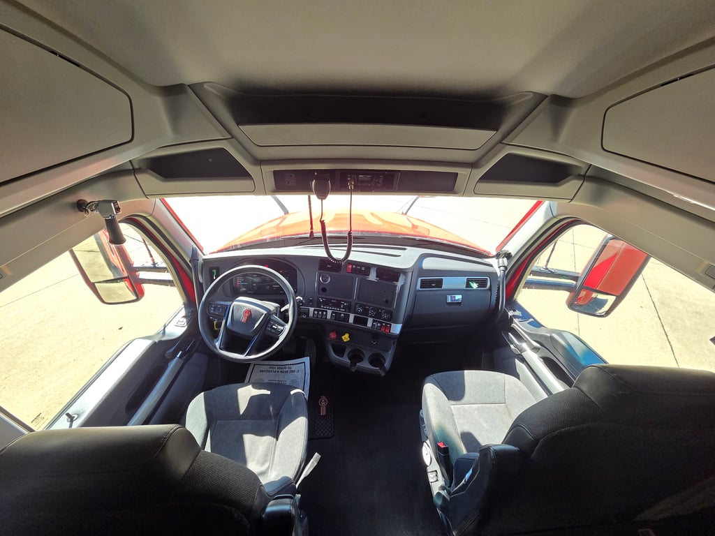 2023 Kenworth T680 in Cedar Rapids, IA — photo 3