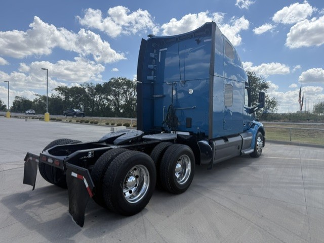2021 Peterbilt 579 in Fort Worth, TX — photo 3