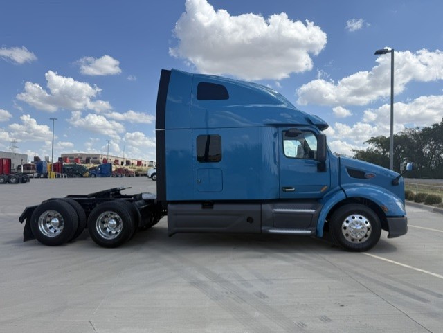 2021 Peterbilt 579 in Fort Worth, TX — photo 2