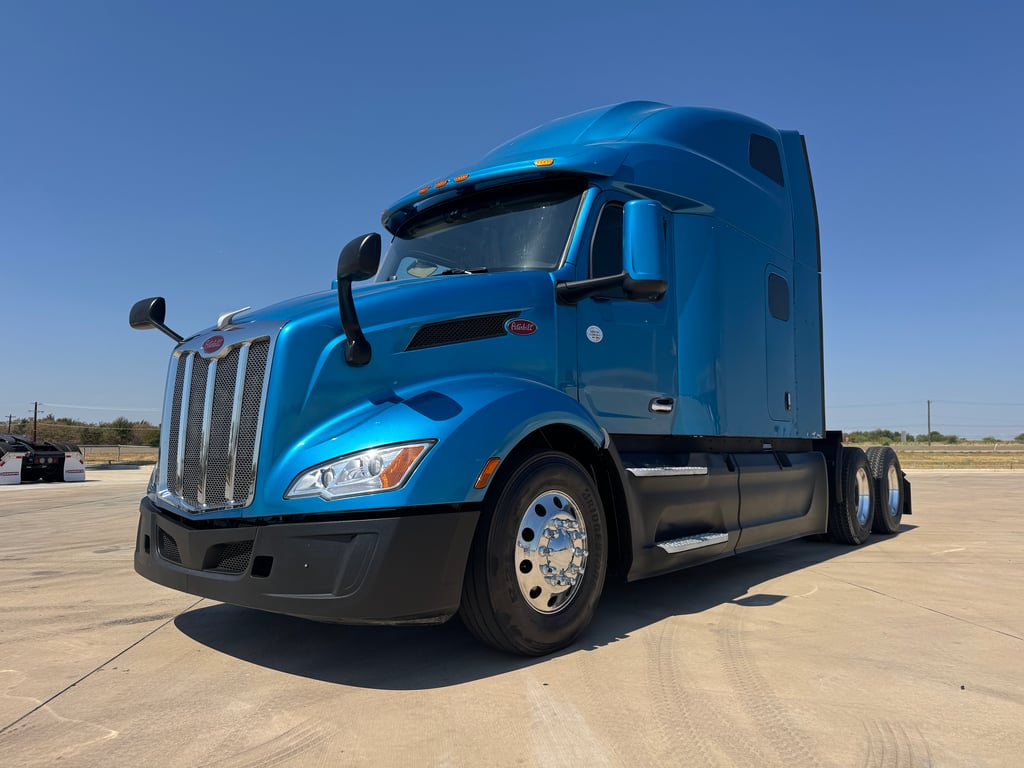 2022 Peterbilt 579 in Denton, TX — photo 2
