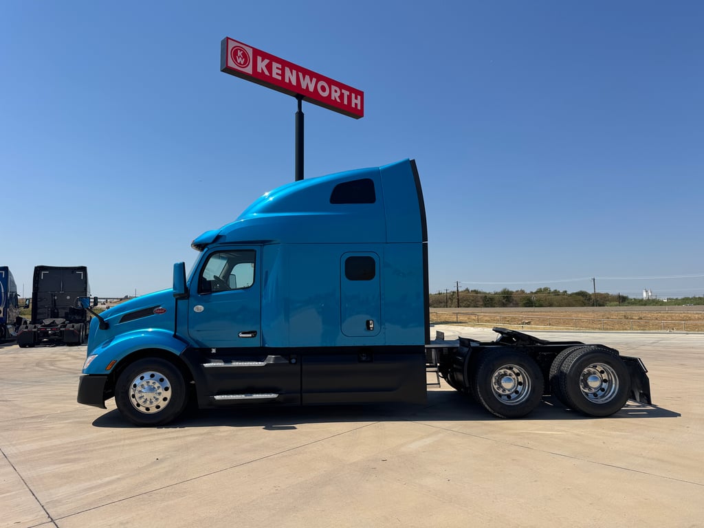 2022 Peterbilt 579 in Denton, TX — photo 8