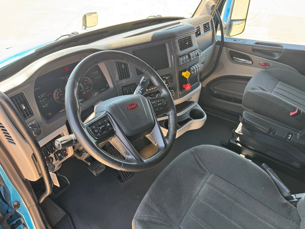 2022 Peterbilt 579 in Denton, TX — photo 3