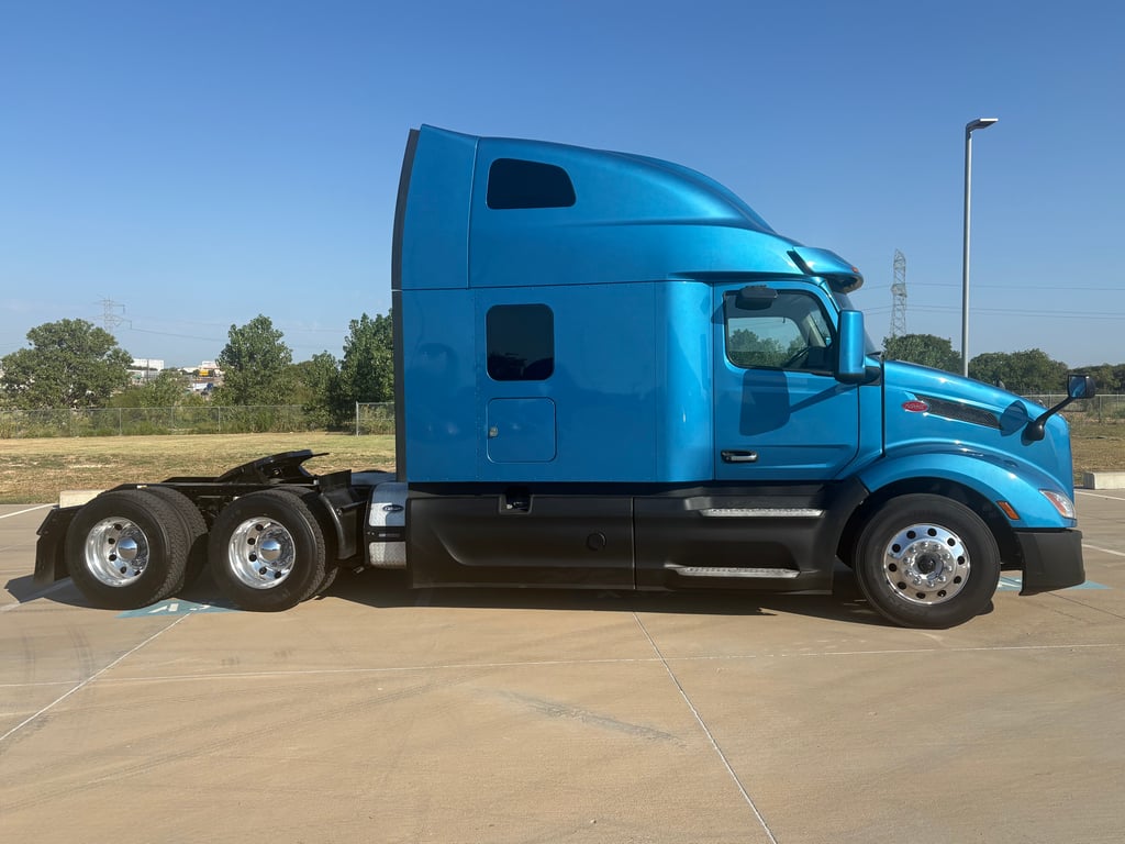 2022 Peterbilt 579 in Fort Worth, TX — photo 2