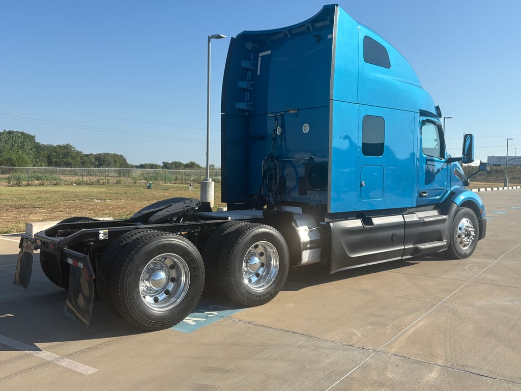 2022 Peterbilt 579 in Fort Worth, TX — photo 3