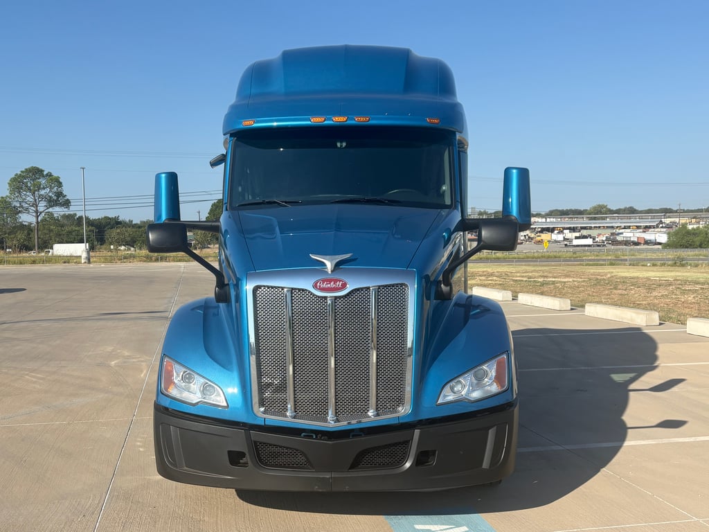 2022 Peterbilt 579 in Fort Worth, TX — photo 8