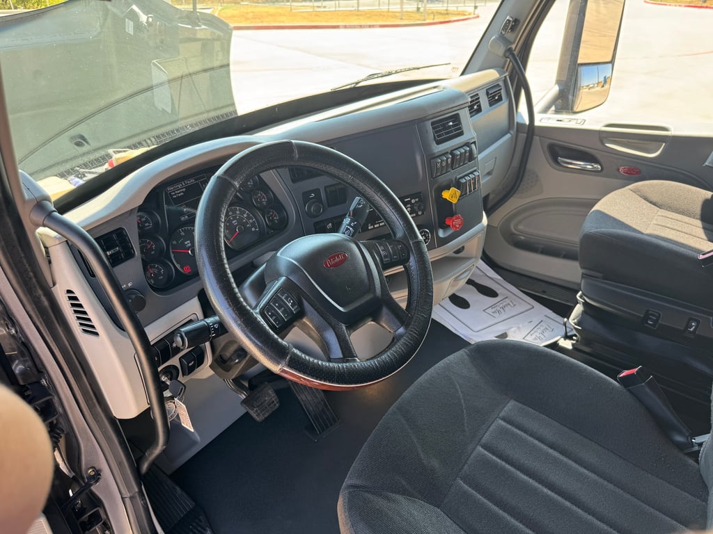 2022 Peterbilt 579 in Sanger, TX — photo 3