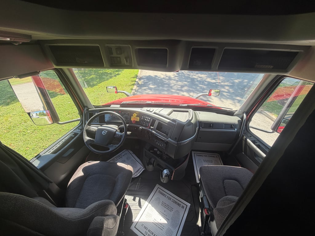 2022 Volvo VNL 760 in Nashville, TN — photo 3