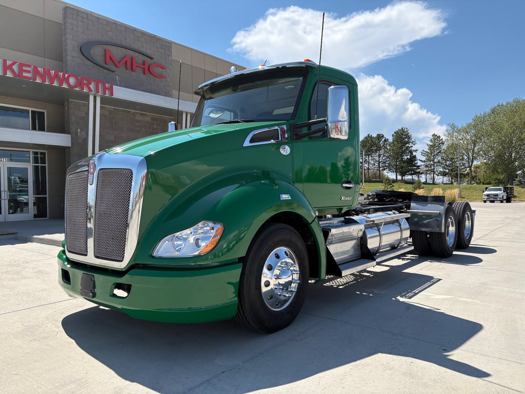 2022 Kenworth T680 in Englewood, CO — photo 2