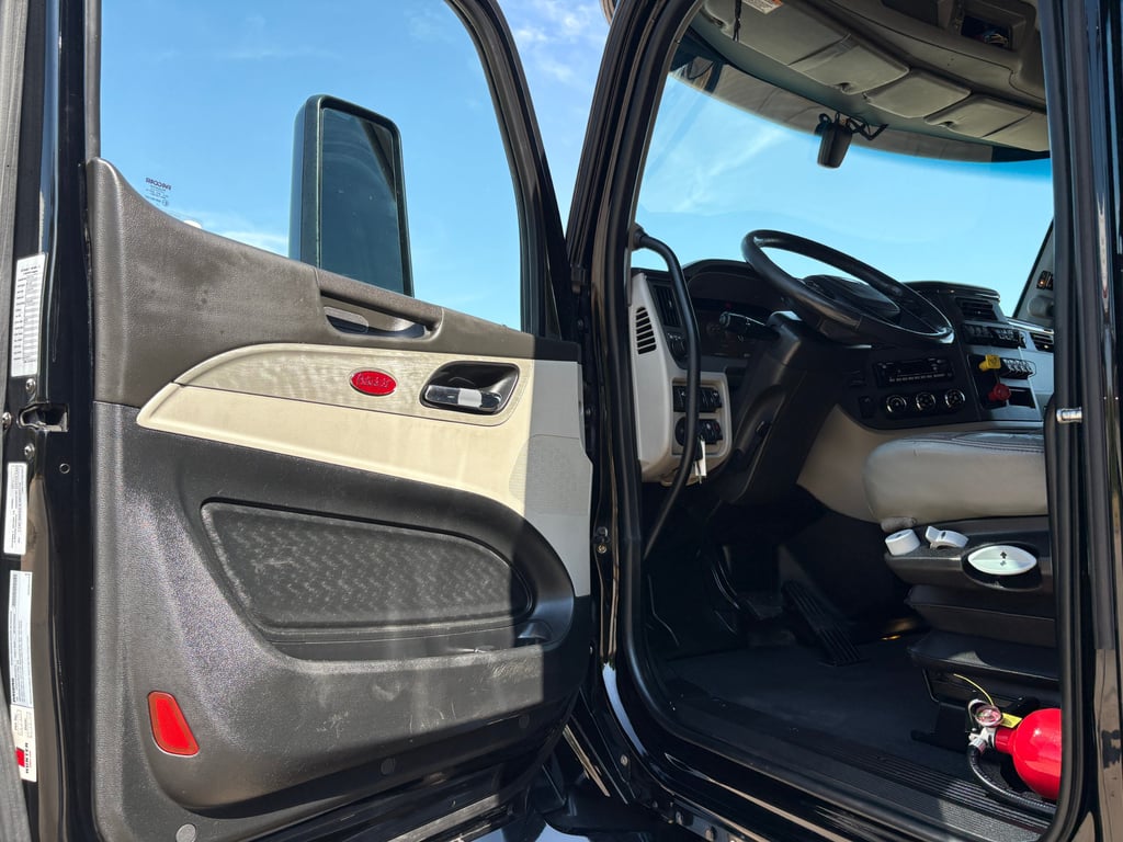 2022 Peterbilt 579 in Oklahoma City, OK — photo 3