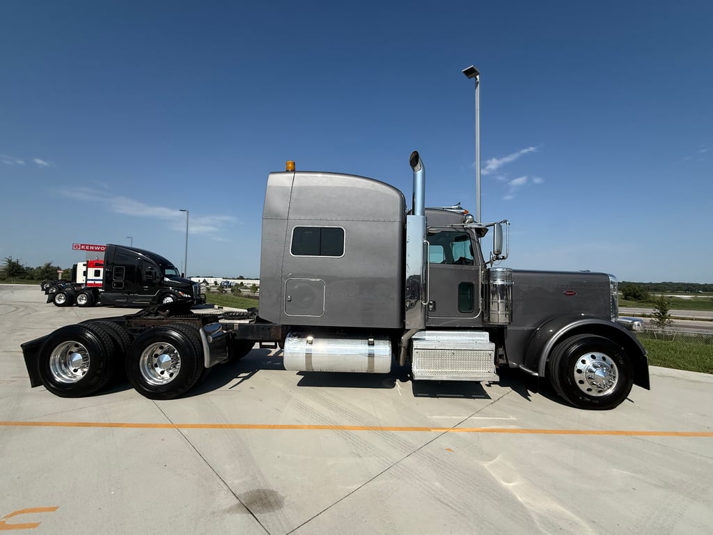 2020 Peterbilt 389 in Des Moines — photo 4