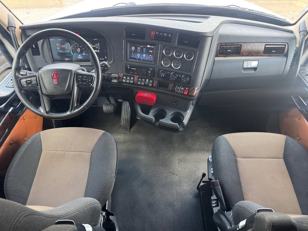 2023 Kenworth T680 in Dallas, TX — photo 2