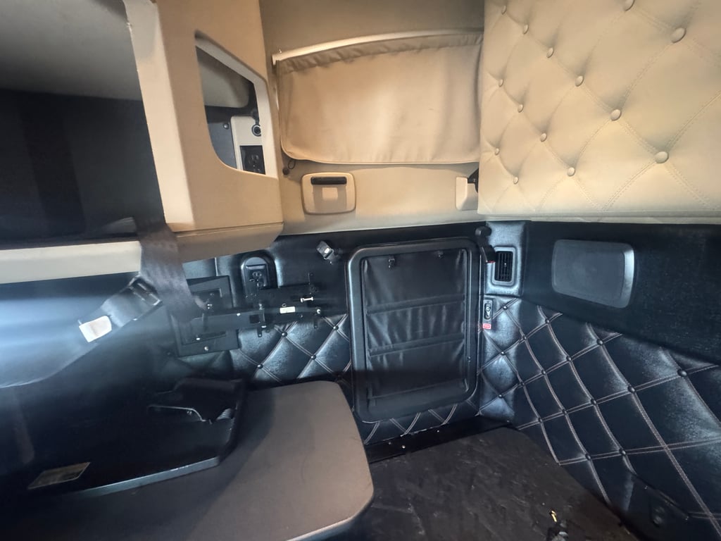 2023 Kenworth T680 in Dallas, TX — photo 5