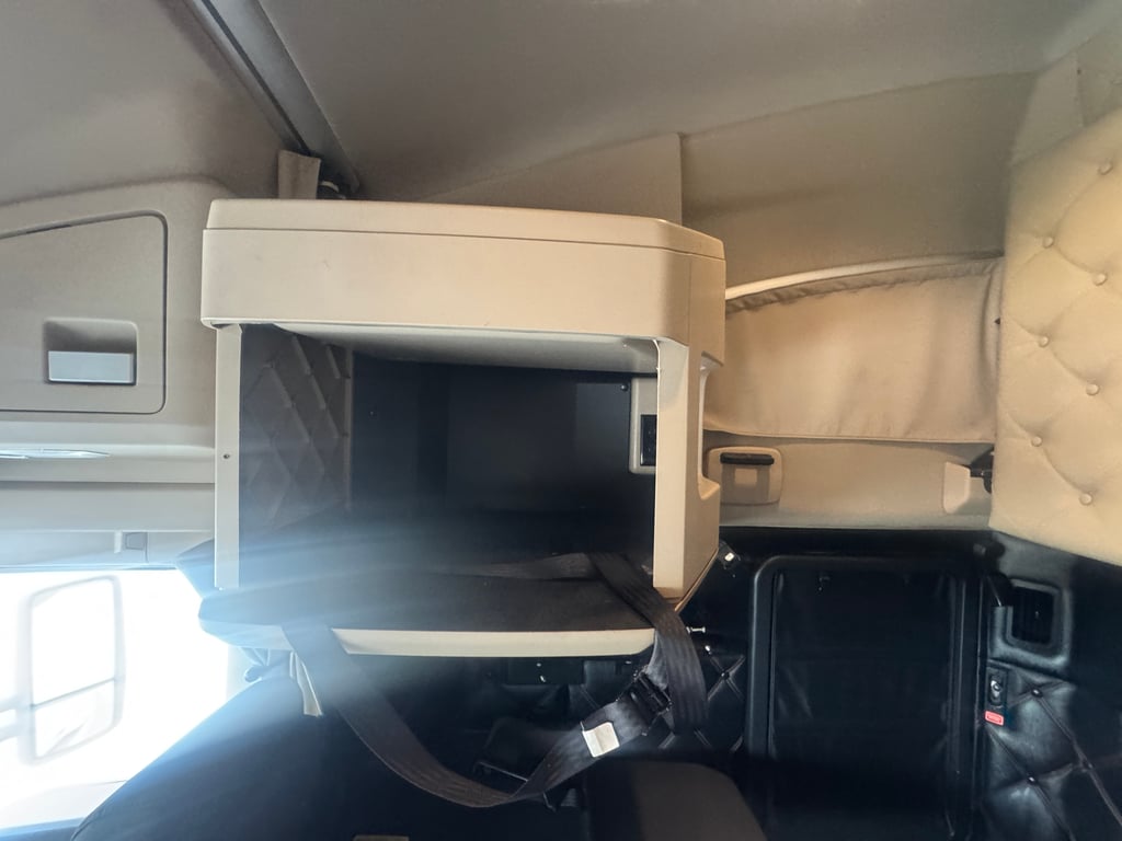 2023 Kenworth T680 in Dallas, TX — photo 6