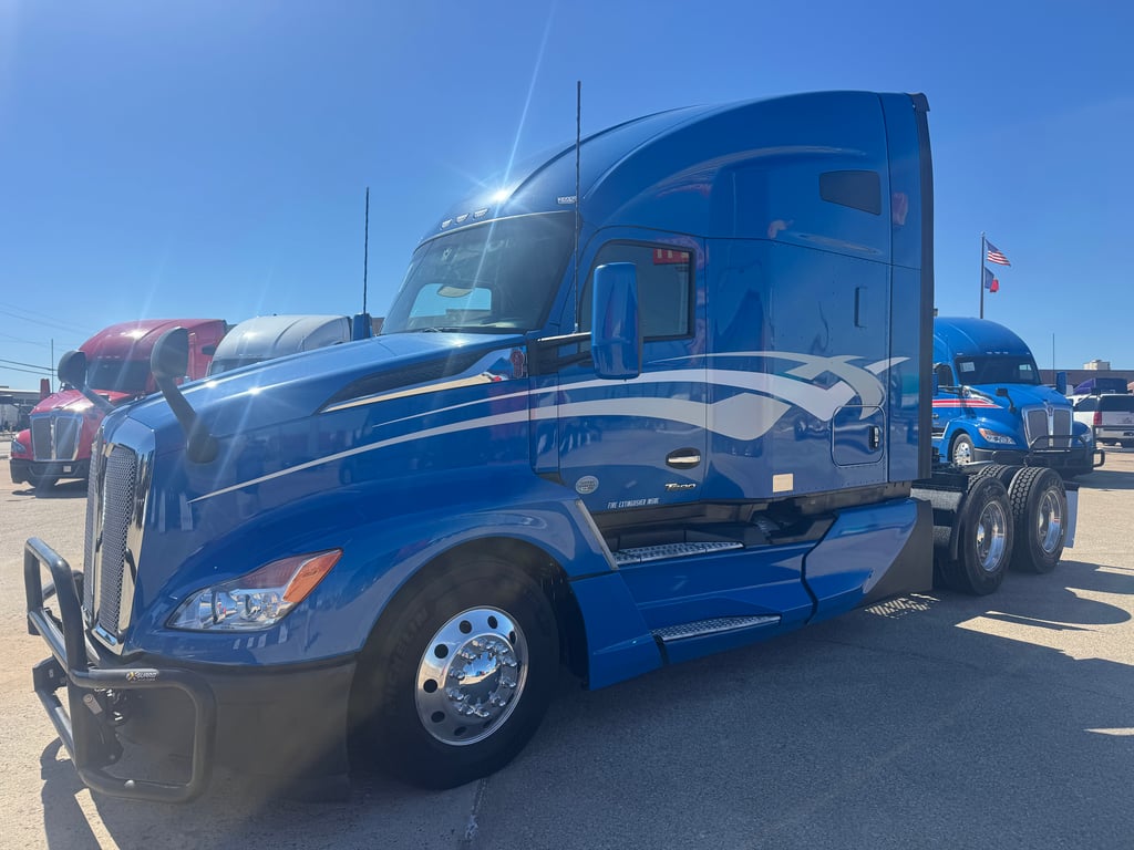 2023 Kenworth T680 in Dallas, TX — photo 2