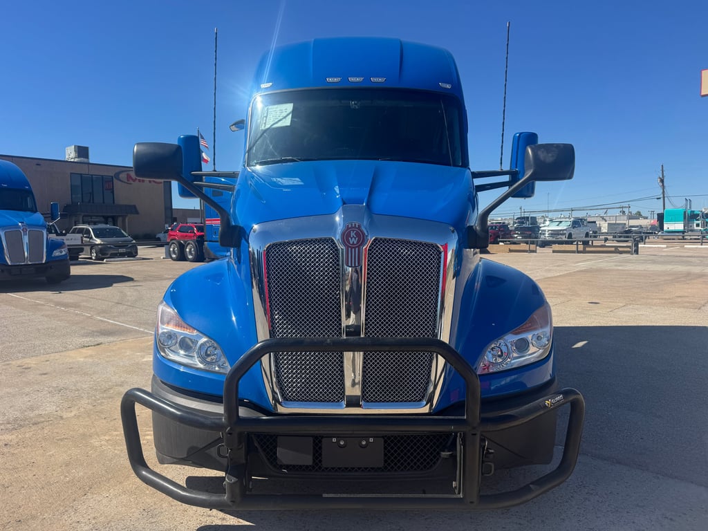 2023 Kenworth T680 in Dallas, TX — photo 3