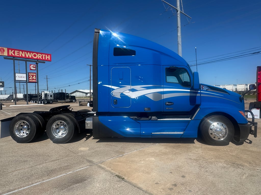 2023 Kenworth T680 in Dallas, TX — photo 5